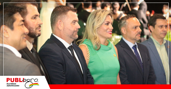 11 El nuevo directorio junto con las autoridades locales que estuvieron presentes en la posesión de Frerking/ Foto: Publiagro