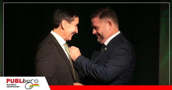 El ahora ex presidente de la CAO, Jose Luis Frah, recibe el PIN de oro/ Foto: Publiagro