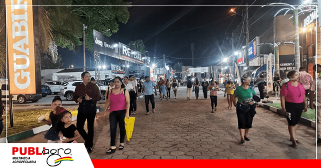 16 Como todas las noches, el público asistió a la muestra ferial del norte integrado / Foto: Publiagro