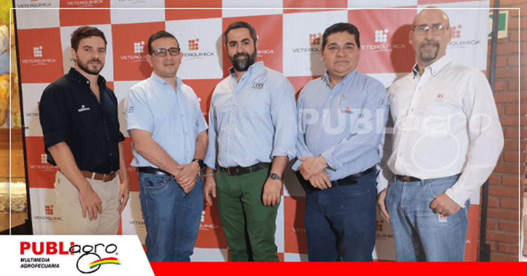 17 El gerente general, Milton Vallejos, junto con los expositores / Foto: Publiagro