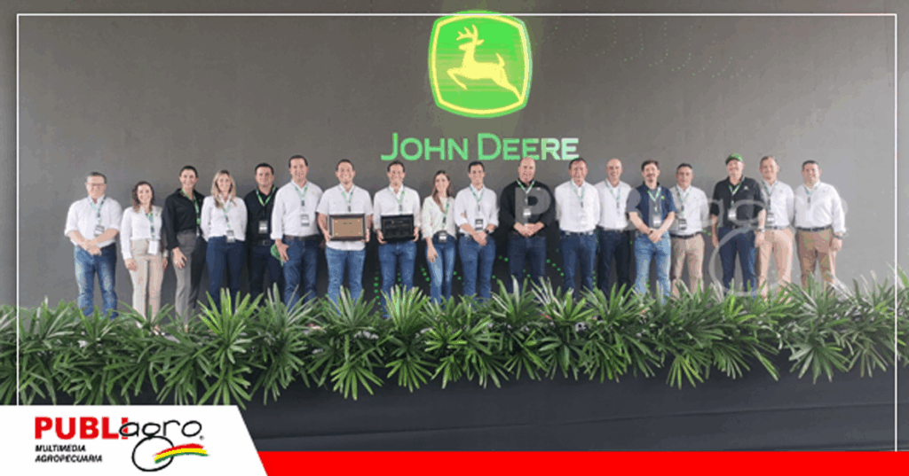 Nibol recibe un reconocimiento a su labor, por parte de John Deere. Foto:Publiagro
