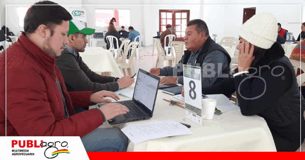 3 Los productores madereros ofertan sus productos a los diferentes interesados / Foto: CFB