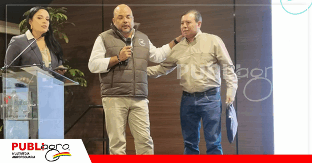 Jose Di Silvestri hizo un reconocimiento a Fernando Baldomar/ Foto: Publiagro