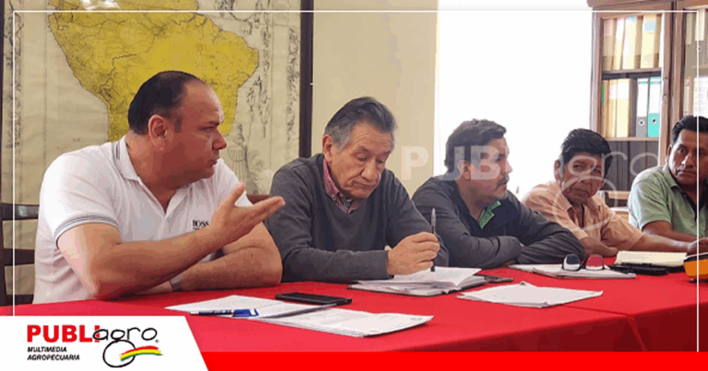 El director del Senasag estuvo presente en la reunión con la dirigencia agropecuaria de Cochabamba / Foto: Senasag