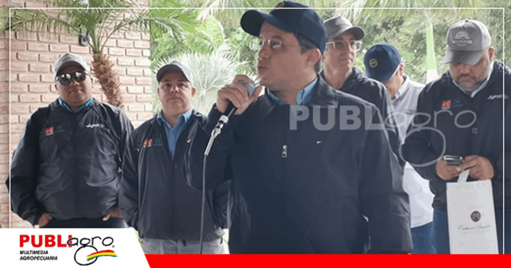 Felipe Andrade explicando el trabajo genético de la cabaña/ Foto: Publiagro