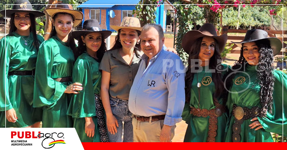 Julio Marchetti junto con sus hijos y anfitrionas del evento / Foto: Publiagro