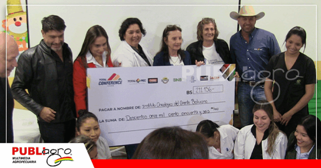 Entrega del cheque por parte de la organización del Total Conference 2025 / Foto: Publiagro