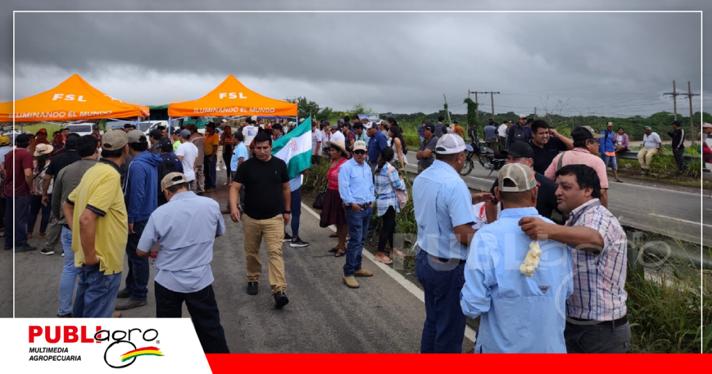 Ya inició el bloqueo de los productores en el puente de la amistad/ Foto: CODEPRO