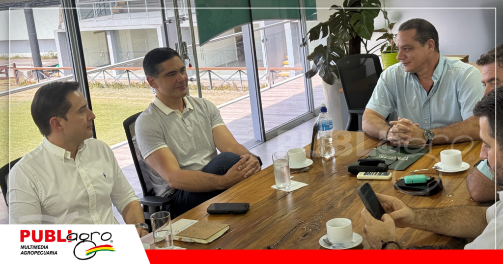 El ministro Oscar Mario Justiniano junto al presidente de Asocebu Marcelo Muñoz / Foto: Asocebu