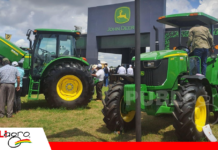 John Deere presenta el programa “Litros de Ventaja” y destaca la excavadora 210P en Exposoya 2026