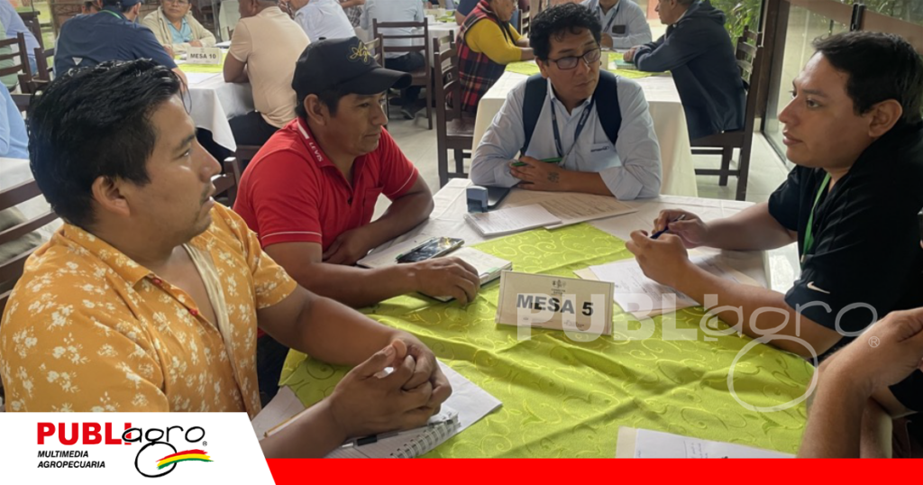Sentados en una mesa los productores y la industria oleaginosa / Foto: Emapa