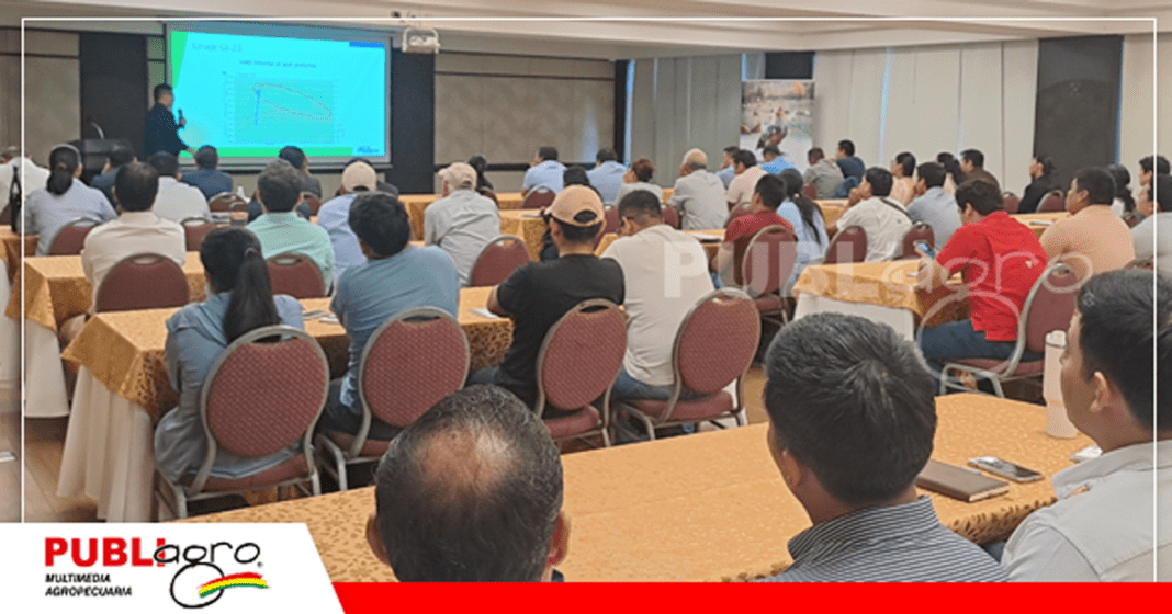 Sala llena de productores por las charlas de Bronquitis y Gumboro / Foto: Publiagro