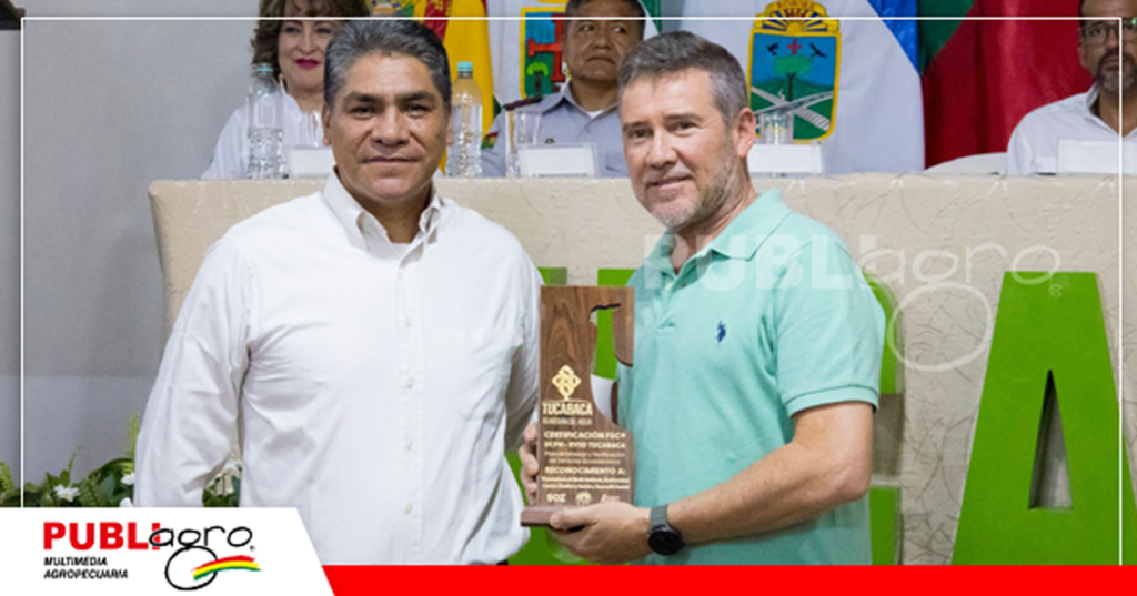 Dr. Jorge Ernesto Avila Antelo - Viceministro de medio ambiente, Biodiversidad, Cambios climáticos y de Gestión y Desarrollo Forestal junto al ​​Ing. Orlando Melgarejo - Presidente del directorio de CFV/FSC Bolivia / Foto: CFB