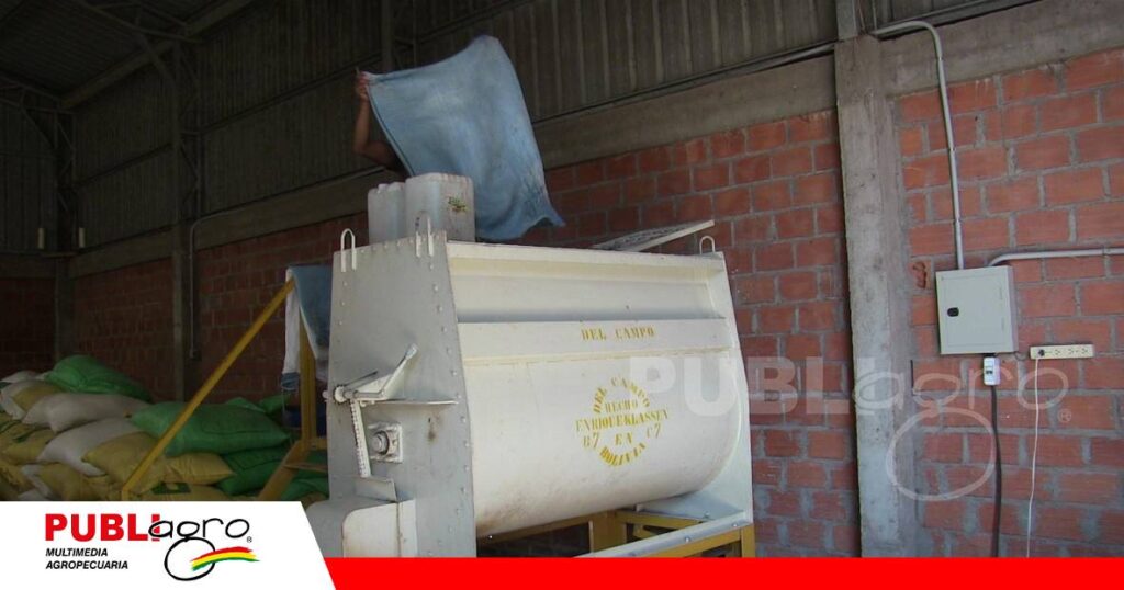 FOTO NOTAS WEB - 2026-07-07T121452.039 Elaboración núcleo que se les da al ganado en confinamiento/ Foto: Publiagro