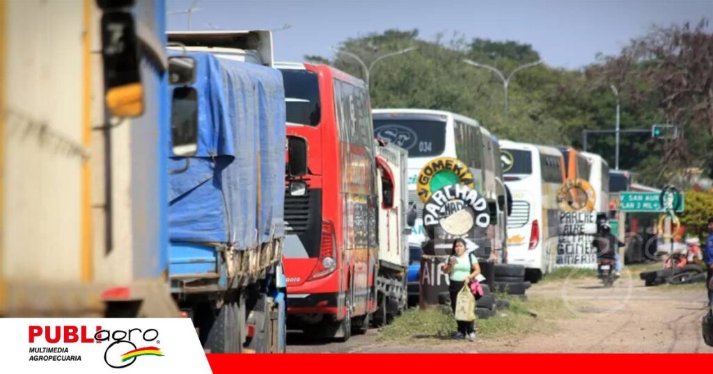 La falta de combustible obliga a productores y transportistas a esperar durante horas para abastecerse / Foto: Internet