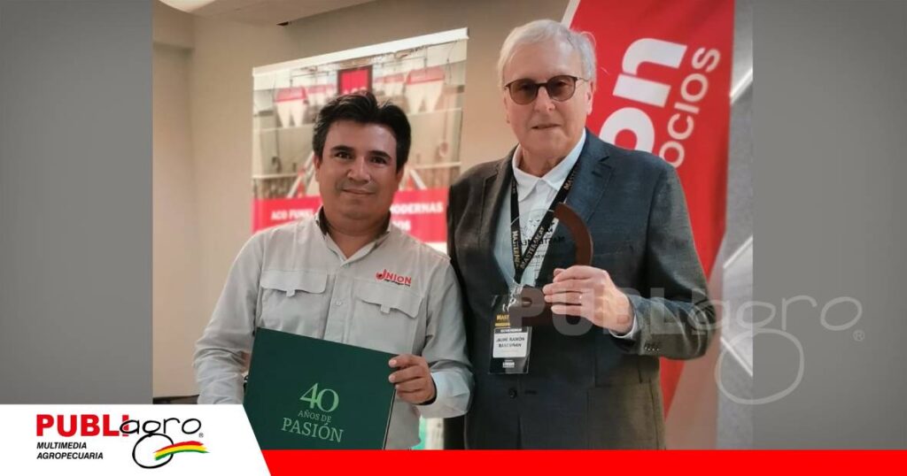 FOTO NOTAS WEB (49) Jaime Ramón Bascuñán, recibió un reconocimiento de Unión Agronegocios/ Foto:Publiagro