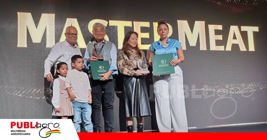 FOTO NOTAS WEB (73) Shiro y Alessandra Nishimura recibieron un reconocimiento/ Foto: Publiagro