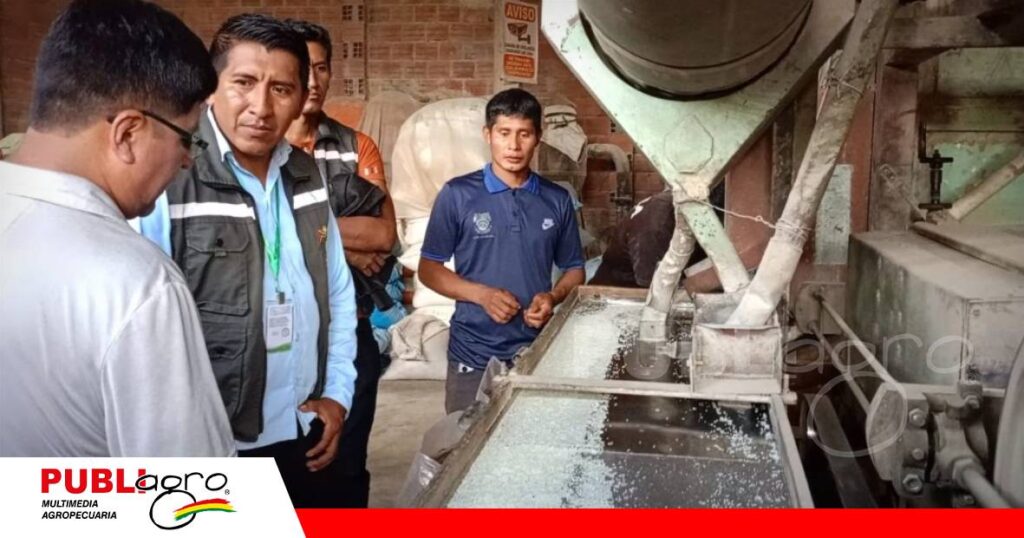 FOTO NOTAS WEB (75) Con el apoyo de autoridades tienen su planta de pelaje y empaquetado de arroz/ Foto: Agencia Plurinacional de Com.