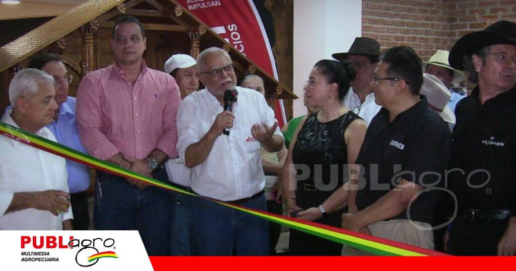 Acompañado de amigos Herlan Villagomez hizo el corte de cinta/ Foto: Publiagro