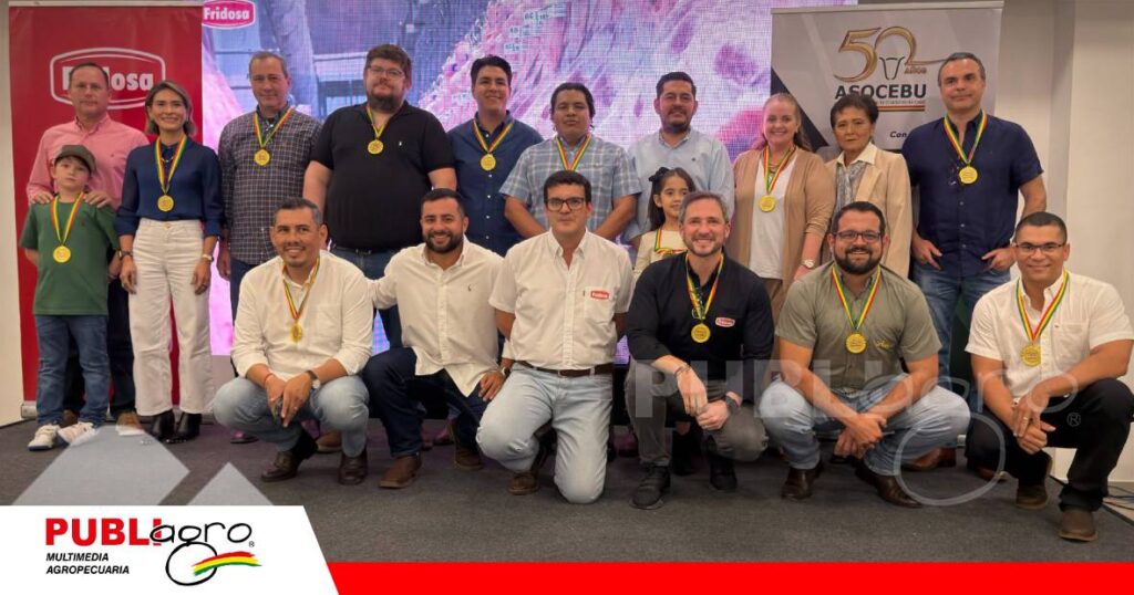 FOTO NOTAS WEB (87) Fue noche de premiación a lo mejor del ganado Nelore/ Foto: Totalpec