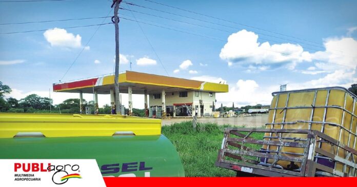 En las provincias continuan las largas filas por diesel Foto: El Deber