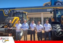 Christian Automotors fortalece su apuesta por el agro con la nueva sucursal Valtra en San Julián Momento en que los altos ejecutivos de Christian Automotors y Valtra hacen el corte de la cinta en señal de inaugurar sus nuevas instalaciones en San Julián / Foto: Publiagro