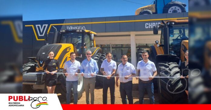 Momento en que los altos ejecutivos de Christian Automotors y Valtra hacen el corte de la cinta en señal de inaugurar sus nuevas instalaciones en San Julián / Foto: Publiagro