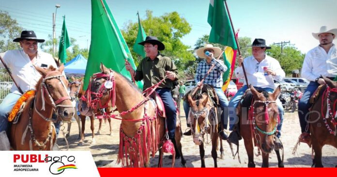 Productores y autoridades celebran el Día del Ganadero a caballo/ Foto: Publiagro