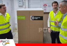 Por primera vez en la historia, un país europeo recibe vacunas producidas por un laboratorio argentino Recibiendo las vacunas de Biogénesis Bagó en suelo Europeo / Foto: Biogénesis Bagó