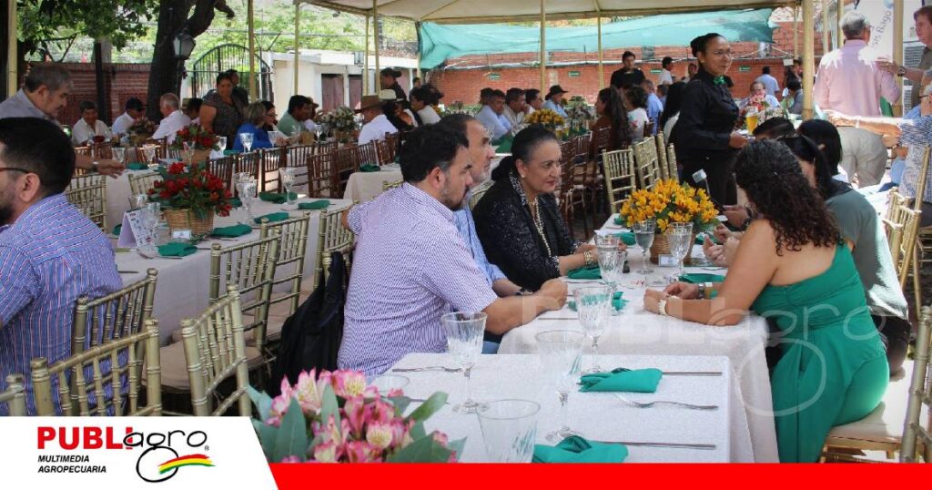 De diferentes sectores llegaron para felicitar a Fegasacruz/ Foto: Publiagro