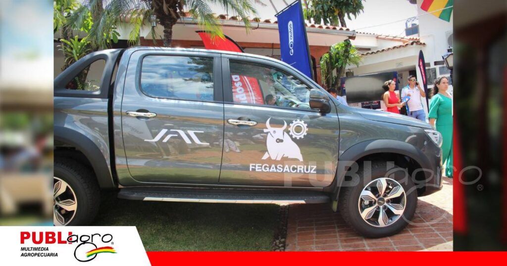 La camioneta JAC que hará recorridos técnicos junto a Fegasacruz/ Foto: Publiagro