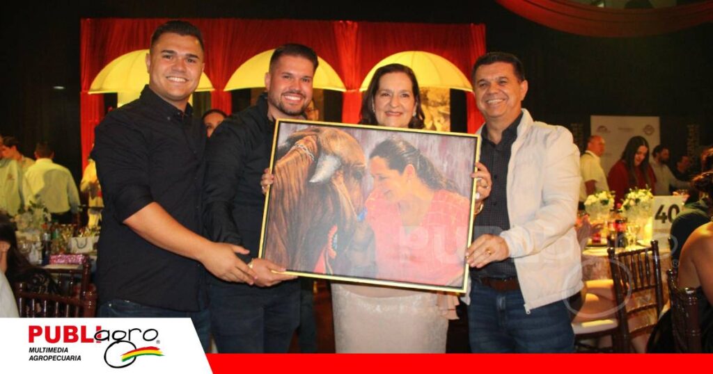 Los socios de Estancia Moreira también hicieron un reconocimiento a Liz de Nacif/ Foto: Publiagro