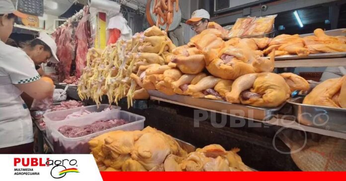 Atribuyen la caída del precio a una sobrepoblación de pollos en las granjas/ Foto: Internet