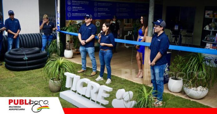 Paola Figueroa, jefa de Excelencia Comercial de Tigre, dio la bienvenida a los visitantes del stand en Agro Vidas 2026 | Foto: Publiagro