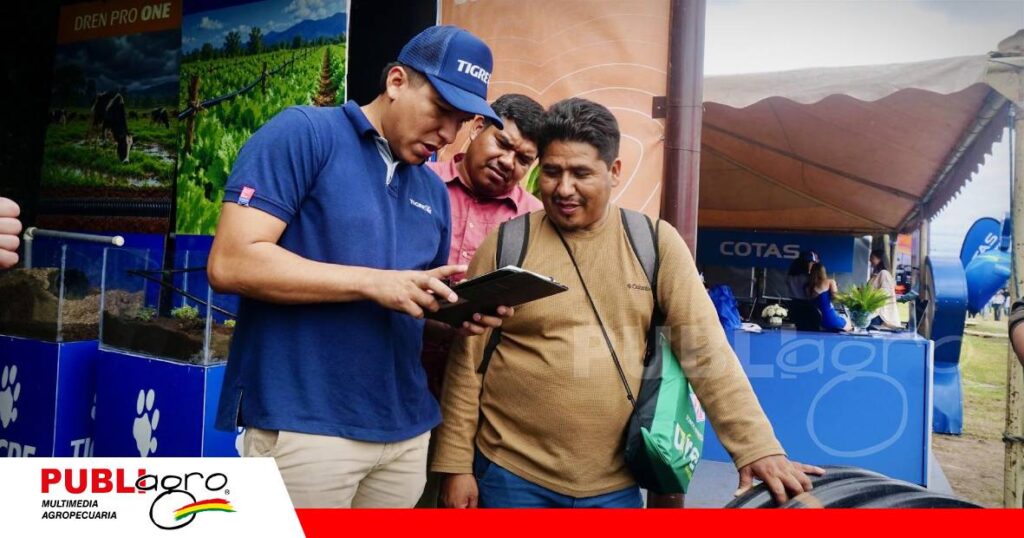 El equipo técnico de Tigre asesora a los visitantes sobre soluciones para el sector agropecuario | Foto: Publiagro