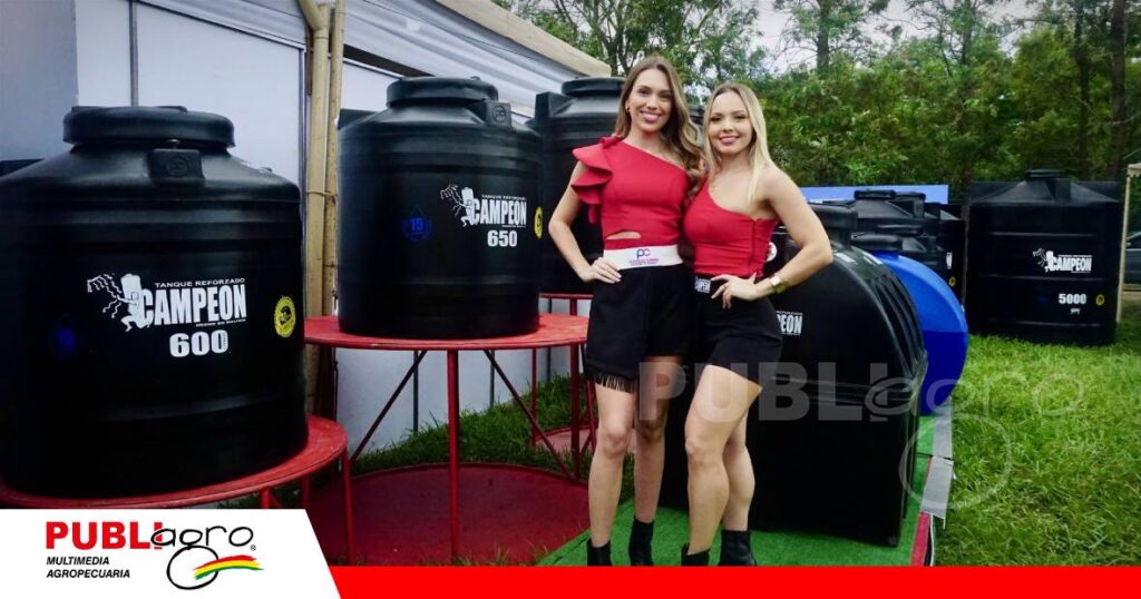 Tanques Campeón en el stand de Plásticos Carmen en AgroVidas 2026. | Foto: Publiagro