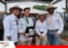 Agro Vidas 2026 distingue a cinco empresas por su innovación y esfuerzo Altos ejecutivos de Micro Agro reciben el reconocimiento “Semilla de oro”, como mejor stand del sector tradicional, por parte de Pedro Marchet, presidente de Fundacruz. Foto: Fundacruz