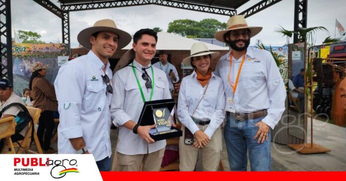 FOTO NOTAS WEB - 2026-10-17T005544.672 Altos ejecutivos de Micro Agro reciben el reconocimiento “Semilla de oro”, como mejor stand del sector tradicional, por parte de Pedro Marchet, presidente de Fundacruz. Foto: Fundacruz