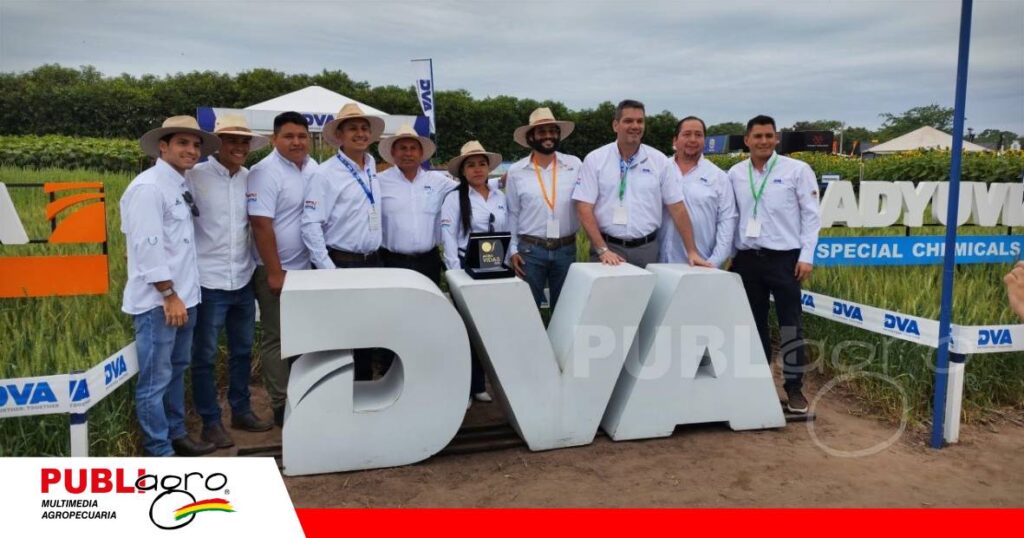 FOTO NOTAS WEB - 2026-10-17T005641.498 Jorge Butteler, gerente de Agro DVA, junto al equipo de la empresa, recibe la distinción “Semilla de Oro” por destacar con sus parcelas demostrativas en Agro Vidas 2026. Foto: Fundacruz