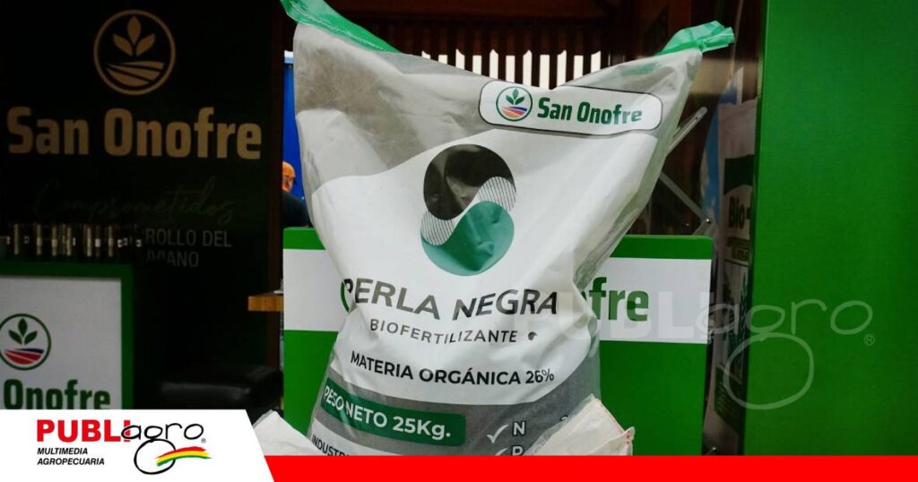 Perla Negra, uno de los productos destacados de la empresa, combina materia orgánica con nitrógeno, fósforo y potasio (NPK) para la nutrición del suelo y los cultivos | Foto: Publiagro
