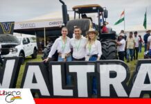Christian Automotors lleva a AgroVidas 2026 su oferta de maquinaria y vehículos para el agro Claudio Jacir, gerente de marca de Christian Automotors, junto a las anfitrionas del stand de Valtra en AgroVidas 2026. | Foto: Publiagro