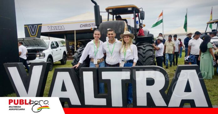 FOTO NOTAS WEB (41) Claudio Jacir, gerente de marca de Christian Automotors, junto a las anfitrionas del stand de Valtra en AgroVidas 2026. | Foto: Publiagro