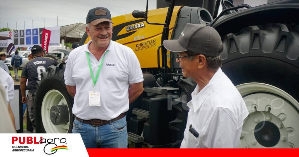 FOTO NOTAS WEB (43) Representante de Valtra comparte con uno de sus clientes durante la feria AgroVidas 2026. | Foto: Publiagro